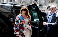 <p>Melania Trump lució una chaqueta Dolce & Gabbana valorada en 51.500 dólares para una reunión con las esposas de los líderes mundiales en la cumbre del G-7 en Italia en mayo de 2017.<br>La compra de la chaqueta floral multicolor requiere un depósito de 25.750 dólares. El costo total de la chaqueta es más de lo que gana la mayoría de los estadounidenses en un año, apunta Business Insider.<br>Foto: AP </p>