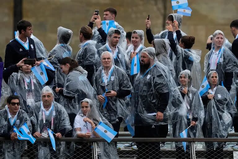 Los espectadores franceses abuchearon a un barco que transportaba a la delegación olímpica argentina el viernes durante la ceremonia de inauguración. (Rebecca Blackwell/Associated Press)