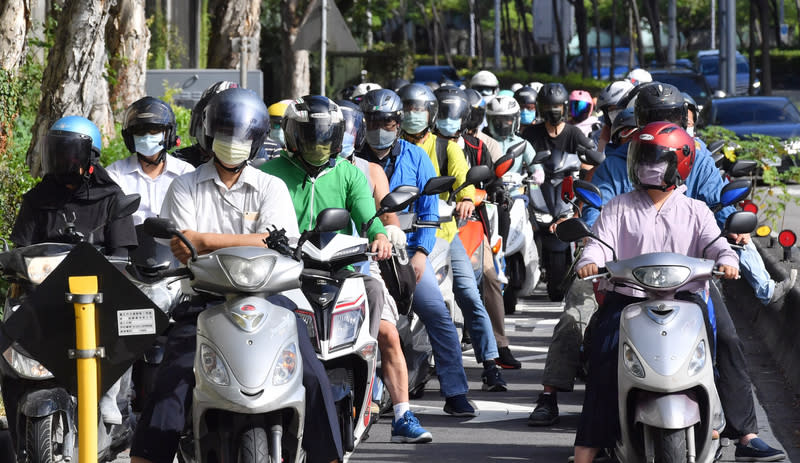 機車族遇到紅燈該熄火嗎？交通部給答案了。示意圖來源：中央社