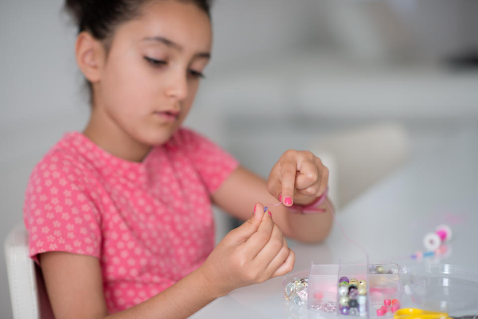 Kinder lieben es, sich ihren Schmuck ganz einfach selbst zu basteln. (Bild: Getty Images)