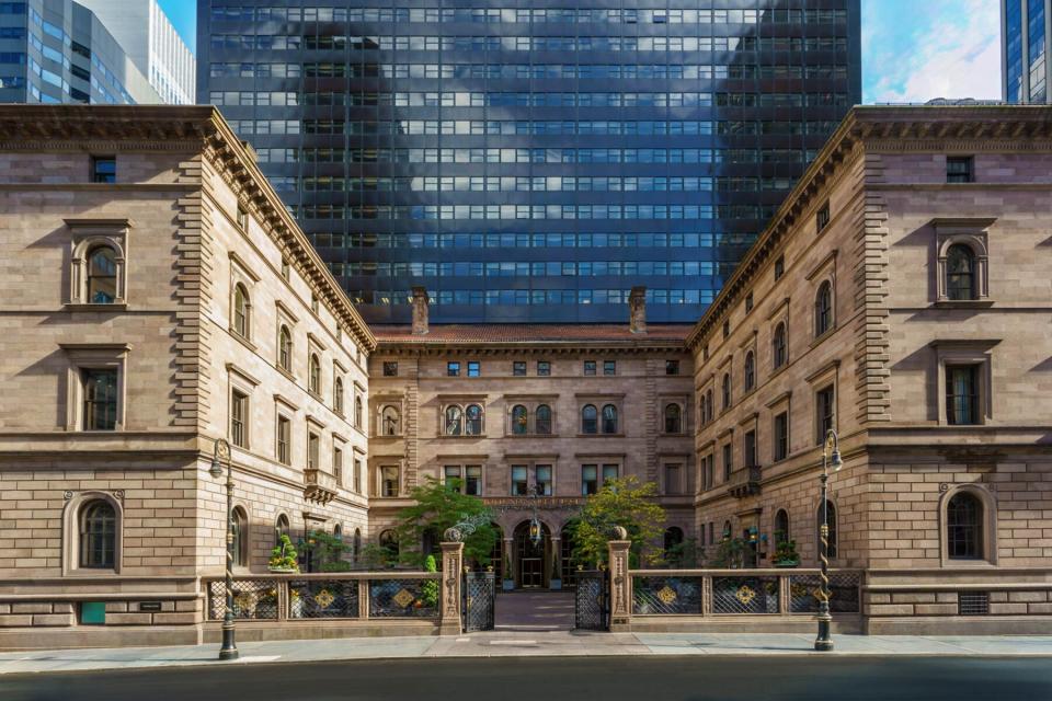 The facade and main entrance to the Lotte New York Palace