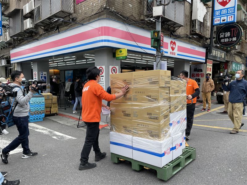 萊爾富「信彩門市」備貨量增10倍 ，可滿足大量跨年人潮的飲食需求。（圖／業者提供）