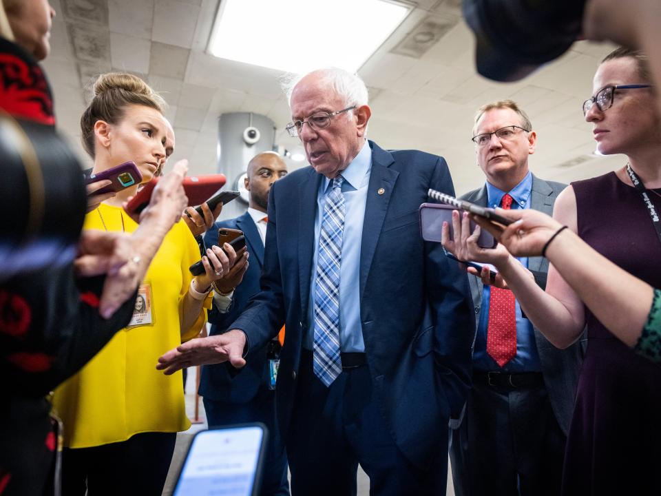 Los reporteros entrevistan al senador independiente de Vermont Bernie Sanders en su camino a la Cámara del Senado para una votación en el Capitolio de los EE. UU. En Washington DC, EE. UU., 16 de junio de 2021. (EPA)