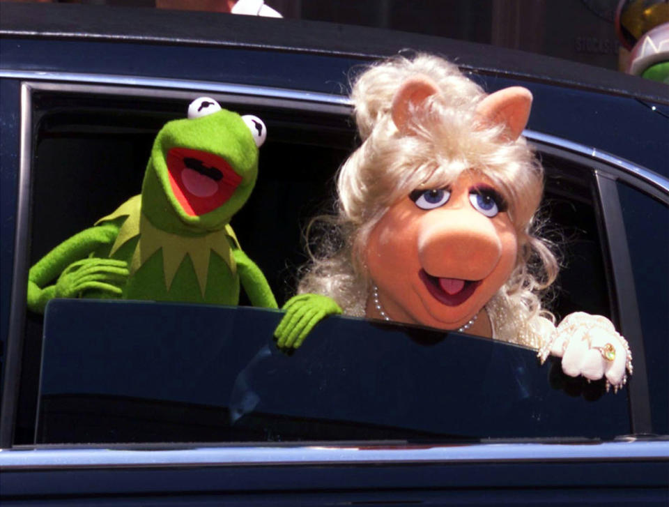 Kermit the Frog and Miss Piggy pose together.