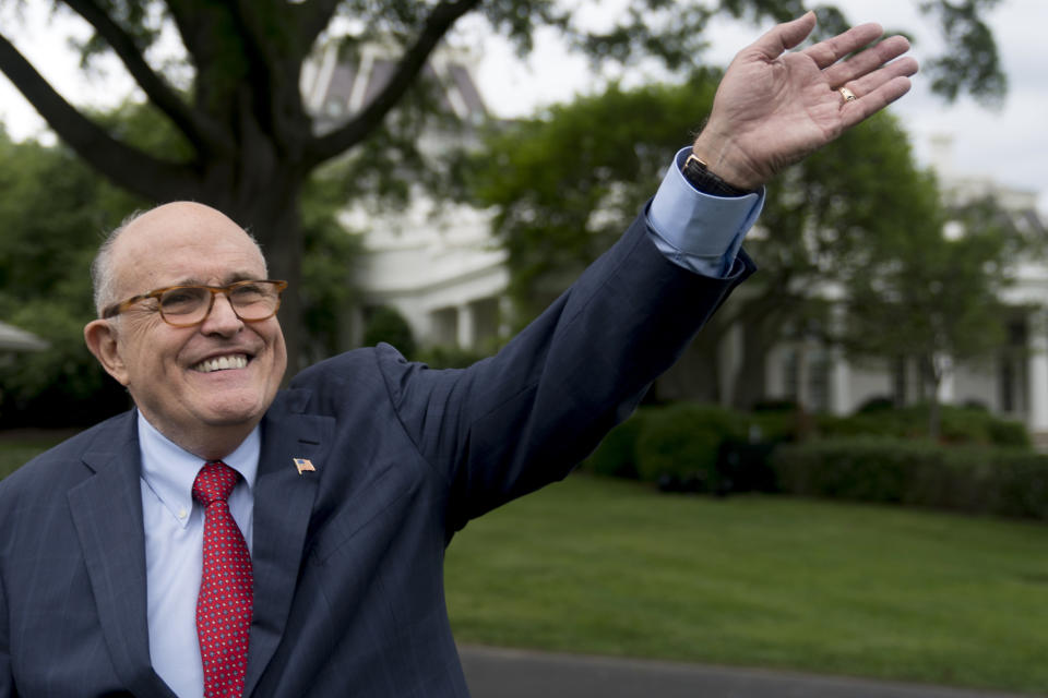 En esta imagen del martes 29 de mayo de 2018, Rudy Giuliani, abogado del presidente Donald Trump, saluda a los asistentes al Día de Deportes y Ejercicio de la Casa Blanca en el Patio Sur de la Casa Blanca en Washington. (AP Foto/Andrew Harnik, Archivo)