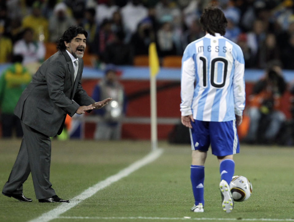 En esta foto de archivo del 27 de junio de 2010, Diego Maradona, como técnico de Argentina, da instrucciones a Lionel Messi durante el partido de octavos de final de la Copa del Mundo entre Argentina y México en el Soccer City en Johannesburgo, Sudáfrica. Maradona ha fallecido de un paro cardiaco, el miércoles 25 de noviembre de 2020, en Buenos Aires. Tenía 60 años (AP Foto/Matt Dunham, Archivo)