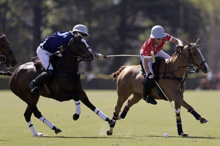 Jeta Castagnola supera a Pablo Pieres, compañero en La Natividad en la Triple Corona pero jugador de Monterosso en el Abierto de Jockey.