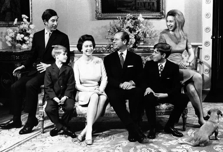 La reina Isabel II y el príncipe Felipe junto a sus hijos, de izquierda a derecha, el príncipe Carlos, el príncipe Eduardo, el príncipe Andrés y la princesa Ana, en el Palacio de Buckingham, el 20 de noviembre de 1972