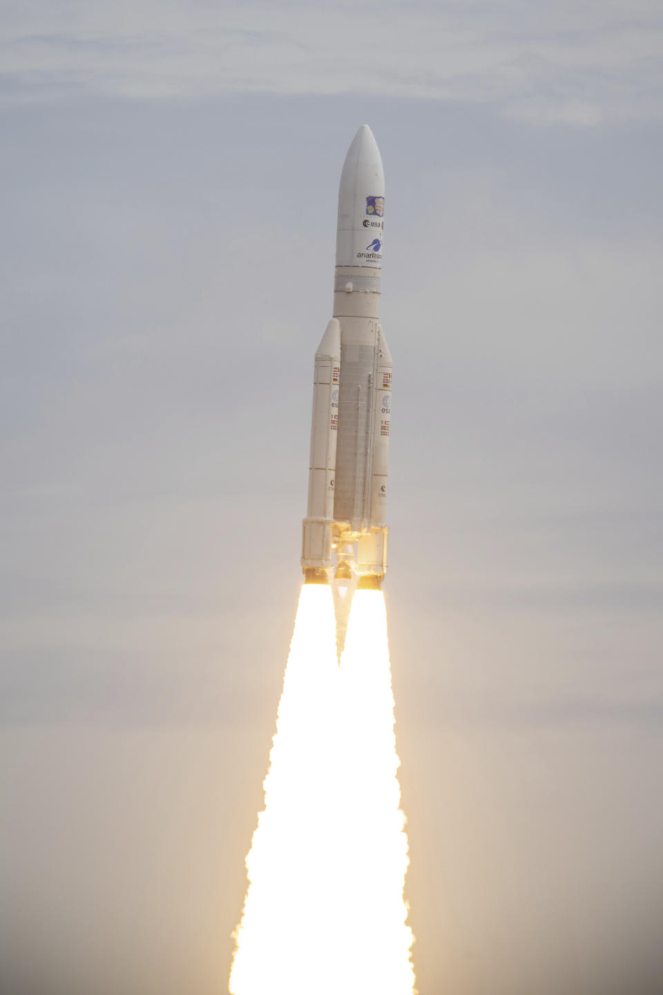 This photo provided by the European Space Agency shows an Ariane rocket carrying the Jupiter Icy Moons Explorer, Juice, spacecraft lifting off from Europe's Spaceport in Kourou, French Guiana, Friday, April 14, 2023. A European spacecraft rocketed away Friday on a decadelong quest to explore Jupiter and three of its icy moons that could have buried oceans. (Manuel Pedoussaut/ESA via AP)