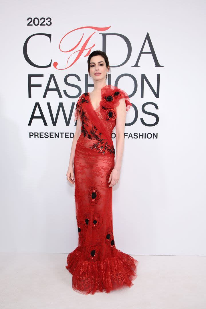 El impactante vestido rojo, con encaje y transparencias, de la actriz Anne Hathaway, que diseñó Rodarte 
