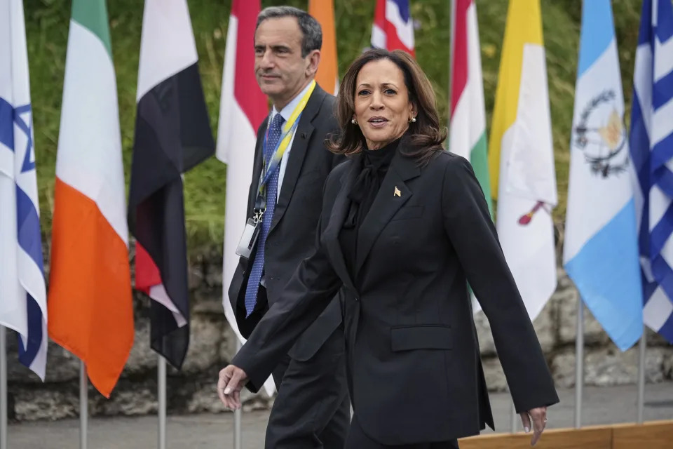 Phó Tổng thống Hoa Kỳ Kamala Harris đến dự hội nghị thượng đỉnh hòa bình Ukraine tại Buergenstock, Thụy Sĩ, thứ Bảy, ngày 15 tháng 6 năm 2024. Thụy Sĩ đang đón tiếp nhiều nhà lãnh đạo thế giới vào cuối tuần này để cố gắng vạch ra những bước đi đầu tiên hướng tới hòa bình tại Ukraine. (Ảnh AP/Laurent Cipriani)