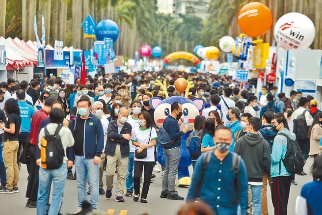 睽違兩年的台灣大學校園徵才博覽會5日再次盛大舉辦，吸引312家企業共襄盛舉，現場提供2萬5000多個職缺。（杜宜諳攝）