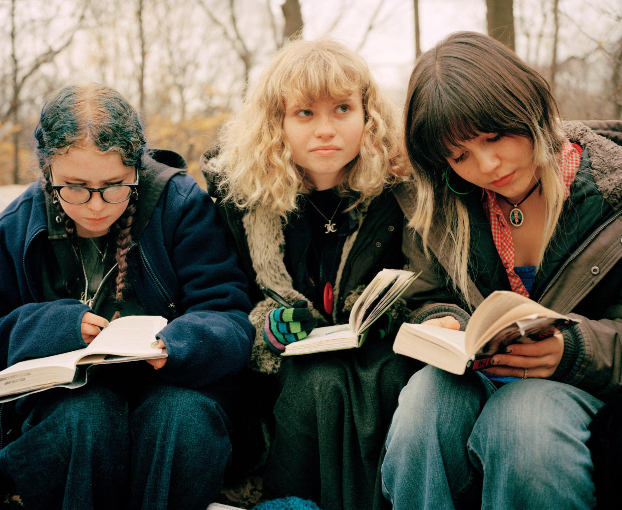 De izquierda a derecha, Clementine Karlin-Pustilnik, Odille Zexter-Kaiser y Jameson Butler en una reunión del Club Luddite en Prospect Park en Brooklyn, 11 de diciembre de 2022. (Scott Rossi/The New York Times)