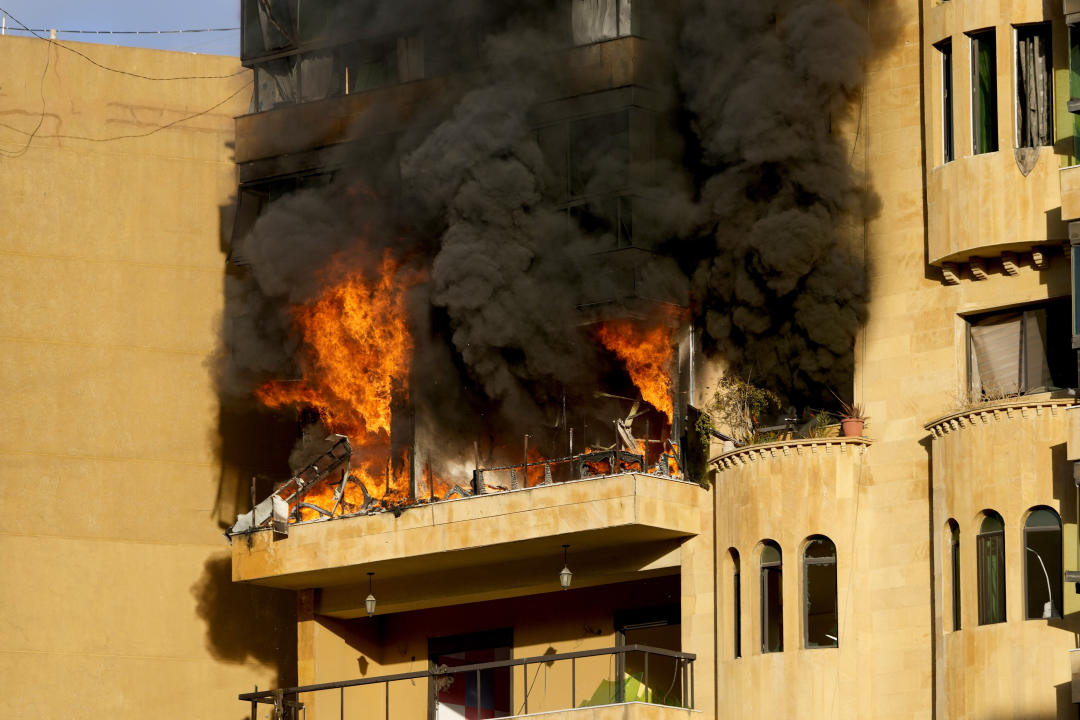 Las llamas se elevan desde un apartamento que se incendió después de un ataque aéreo israelí en Dahieh, Beirut, Líbano, el miércoles 2 de octubre de 2024. (Foto AP/Hussein Malla)