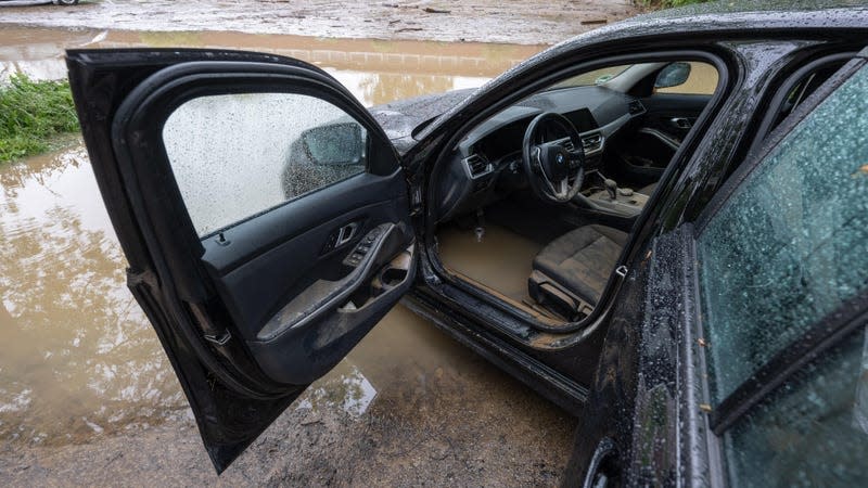 A car badly damaged by the overnight flooding stands on the side of a road. During the night, a storm with heavy rainfall caused hundreds of fire department interventions and local flooding throughout the city of Frankfurt. - Photo: Boris Roessler/picture alliance (Getty Images)