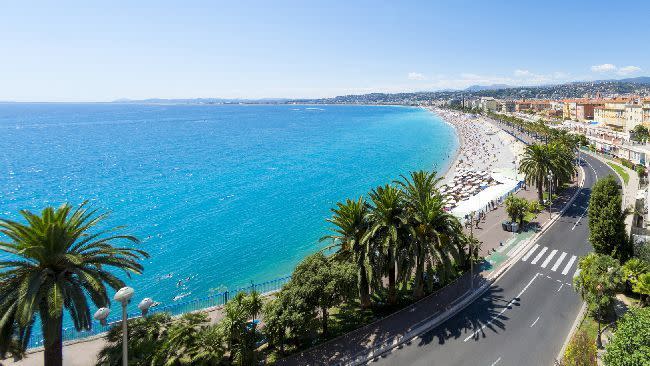 La plage de la Promenade des Anglais.