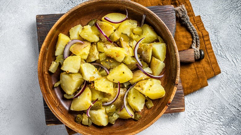 Kartoffelsalat in bowl