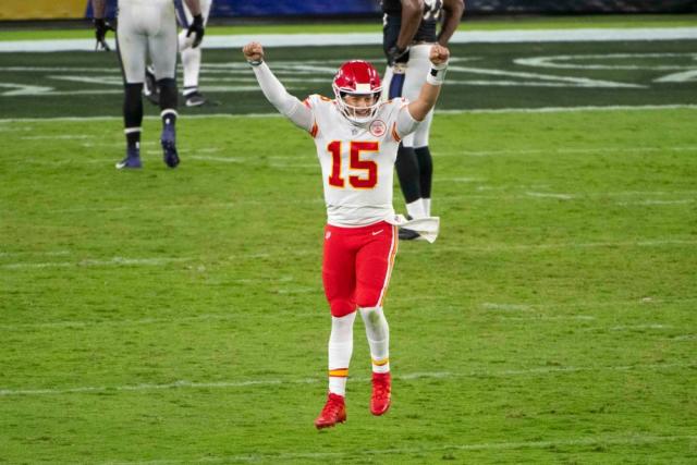 WATCH: Chiefs WR Skyy Moore hauls in show-stopping sideline catch