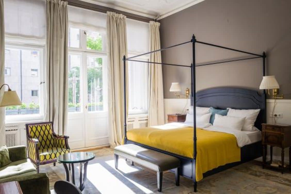 Henri Hotel: A light-filled bedroom at Henri Hotel (Henri Hotel)