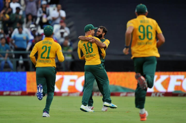 South Africa's Faf du Plessis (2nd L) and Imran Tahir (2nd R) celebrate after the dismissal of England'ss Moeen Ali (unseen) during the first Twenty20 (T20) international cricket match on February 19, 2016, in Cape Town