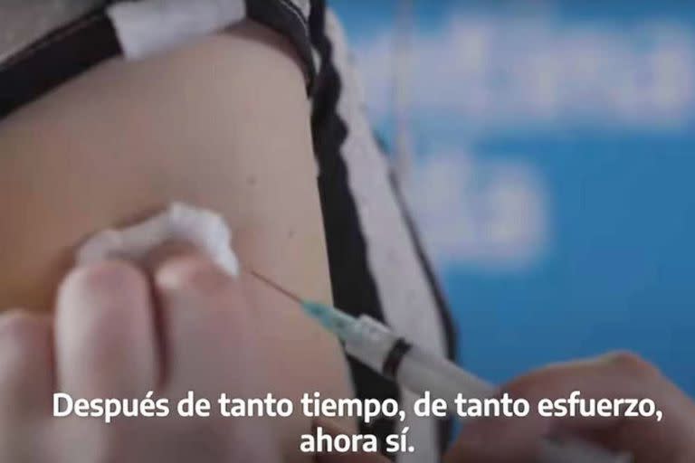 El spot incluye imágenes de vacunación, a pesar de que Cristina Kirchner pidió no hacer política con la pandemia