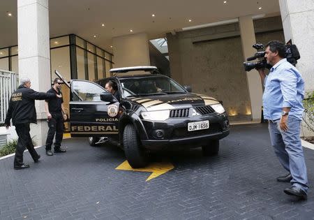 Federal police enter a vehicle as they leave the headquarters of Brazilian conglomerate Camargo Correa during "Operation Car Wash" in Sao Paulo November 14, 2014. REUTERS/Nacho Doce