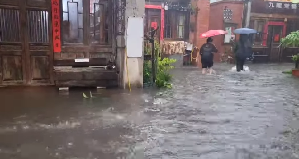 鹿港老街淹水，水深及膝。取自臉書彰化縣媒體記者聯誼會