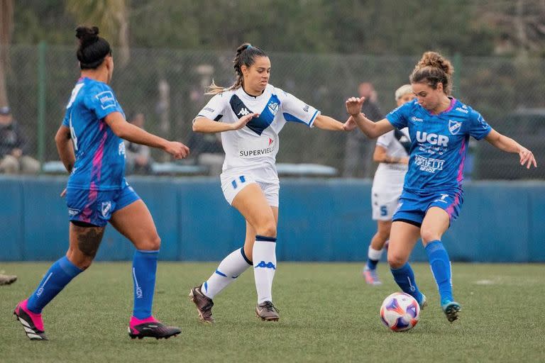 Acción de un partido de Argentino de Rosario contra Vélez