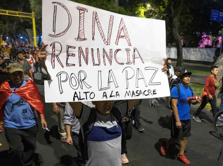 Manifestantes marchan exigiendo la dimisión de la presidenta de Perú, Dina Boluarte, y el cierre del Congreso, en una zona residencial de Lima, el 15 de enero de 2023.