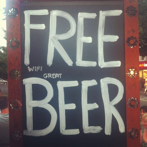 <p>Auf den ersten Blick ist das der Traum eines jeden Kneipengängers. Auf den zweiten gibt es dann aber doch nur gratis Wifi und tolles Bier – schade. (Foto: Instagram @timbowales) </p>