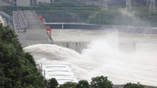 三峽大壩近日頻傳潰堤傳聞。（圖／翻攝自三峽晚報微博）