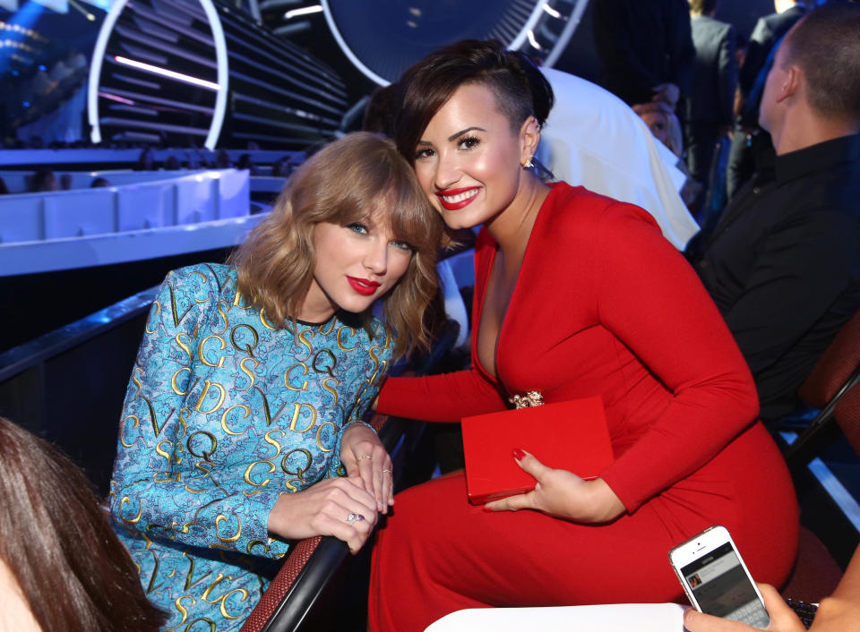 Taylor Swift (L) and Demi Lovato pose for a photo together at the 2014 MTV Video Music Awards. (Photo: Christopher Polk/MTV1415 via Getty Images)
