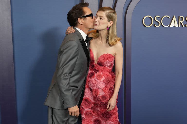 Robert Downey Jr, actor de Oppenheimer, y Rosamund Pike, actriz de Saltburn, dejaron en claro la buena onda que tienen en la sesión de fotos previa a la entrega de los premios