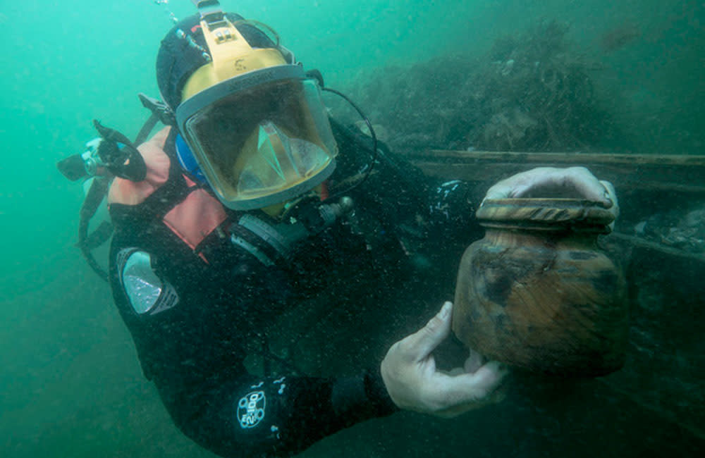 HMS Invincible is covered in waste (MAST)