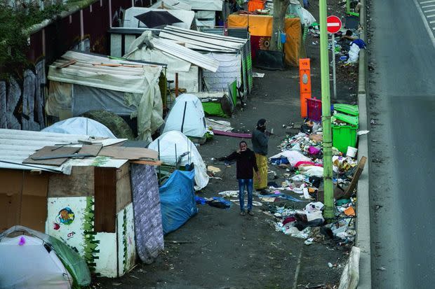 Brossage de dents pour cet Erythréen. Au milieu des détritus, il est vital de rester attentif à son hygiène.