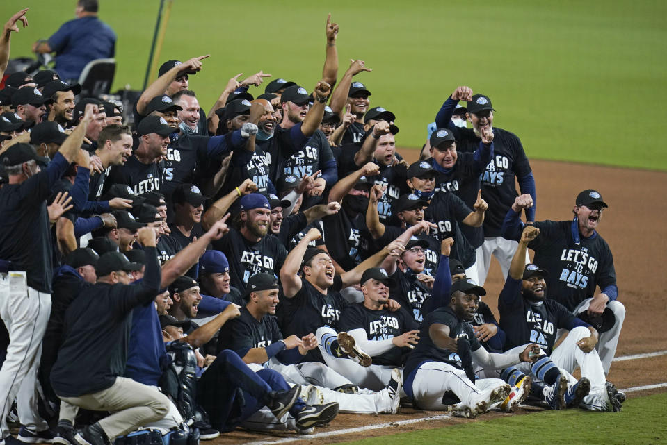 Los Rays de Tampa Bay festejan luego de eliminar a los Yanquis de Nueva York en el quinto juego de la serie divisional de la Liga Americana, el viernes 9 de octubre de 2020, en San Diego (AP Foto/Gregory Bull)