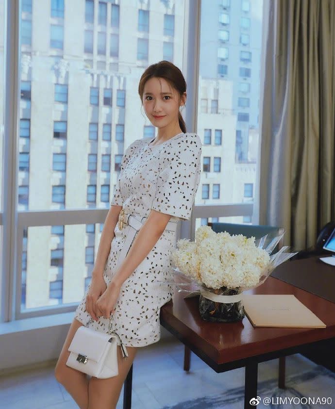 <h3>潤娥</h3><p>「少女時代」人氣團員潤娥出席 Michael Kors 的2019 秋季時裝秀。<br></p><cite>微博 / IG</cite>