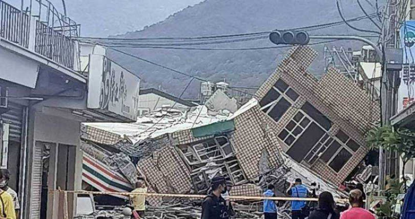 台東發生規模6.8強震，各地災情頻傳。（圖／翻攝自記者爆料網）