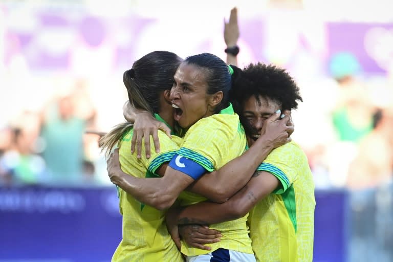 La legendaria atacante brasileña Marta (centro) celebra el tanto de Gabi Nunes (izquierda) que le dio el triunfo a Brasil contra Nigeria en el debut de ambos equipos en el torneo femenino de fútbol de los Juegos Olímpicos de París, en el estadio de Burdeos el 25 de julio de 2024. (Christophe ARCHAMBAULT)