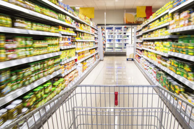 Einkaufswagen im Supermarkt