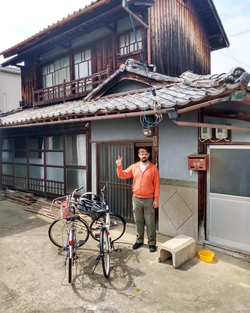 Evan steht vor ihrem "akiya", einem alten japanischen Haus, das sie für 7000 US-Dollar gekauft haben. - Copyright: Evan and Dani Benton