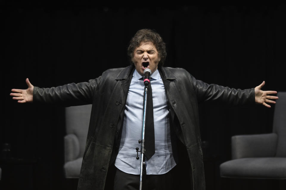 El presidente de Argentina, Javier Milei, canta durante un acto para promover su nuevo libro, en Buenos Aires, Argentina, el 22 de mayo de 2024. (AP Foto/Gustavo Garello)