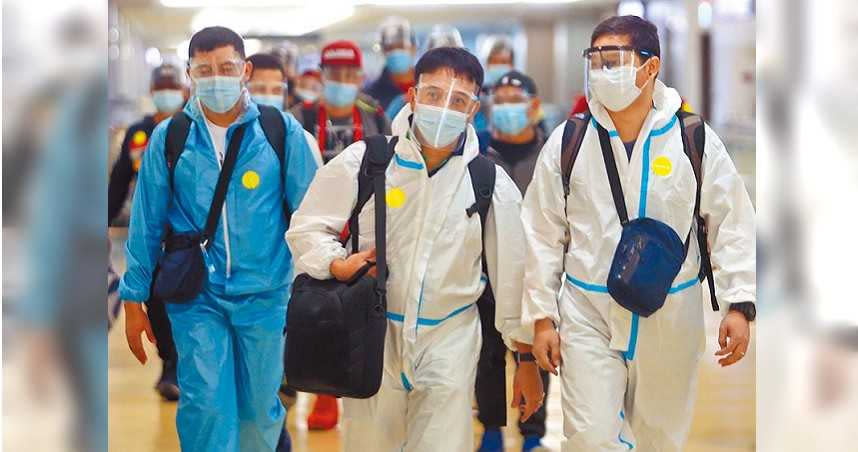 中央流行疫情指揮中心2日宣布，國內新增6例新冠肺炎境外移入案例。在桃園機場入境管制區內，身穿防護衣的旅客正準備通關入境。（圖／中國時報范揚光攝）