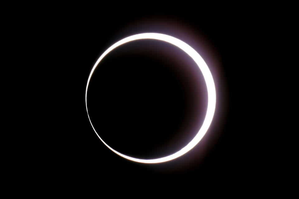 ARCHIVO - La Luna pasa entre la Tierra y el Sol durante un eclipse solar anular visto desde el Parque Nacional Bryce Canyon, en Utah, el sábado 14 de diciembre de 2023. (AP Foto/Rick Bowmer, Archivo)