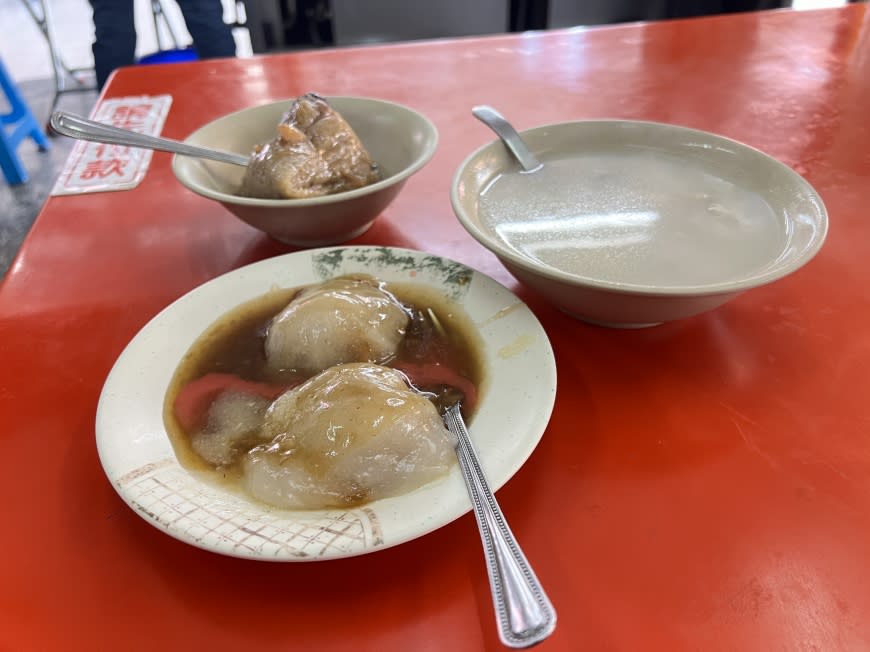 陳宥丞說，肉圓是清蒸的很軟嫩，他也會吃這家的豬肚四神湯跟肉粽，有傳統的味道。（圖／TVBS）