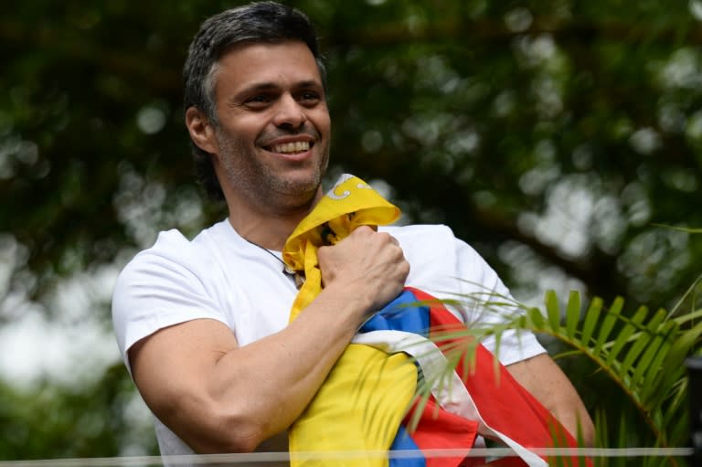 El líder opositor venezolano Leopoldo López da las gracias a las personas congregadas en el exterior de su casa en Caracas tras su salida de prisión el 8 de julio de 2017 (Federico Parra)