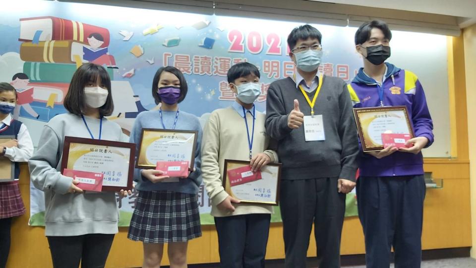 「明日說書人比賽」臺北市東湖國中宋冠廷同學(右一)獲得一等。