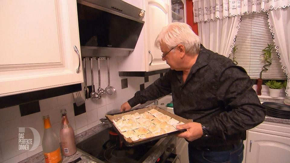 Hausgemachte Ravioli mit Kürbis-Parmesan-Füllung: Kocht Bernhard (63) wirklich erst seit einem Jahr? (Bild: RTL)