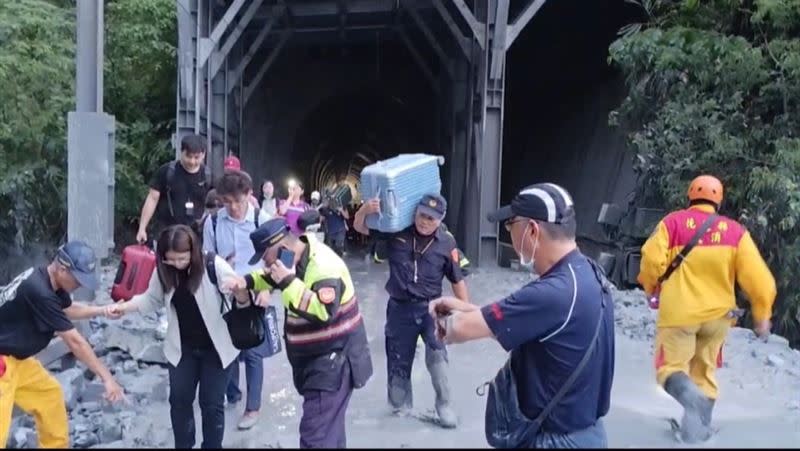 乘客逃難滿身是泥。（圖／翻攝畫面）