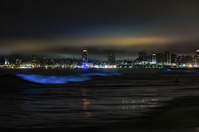 El fenómeno de iluminación natural del mar en las playas de Mar del Plata